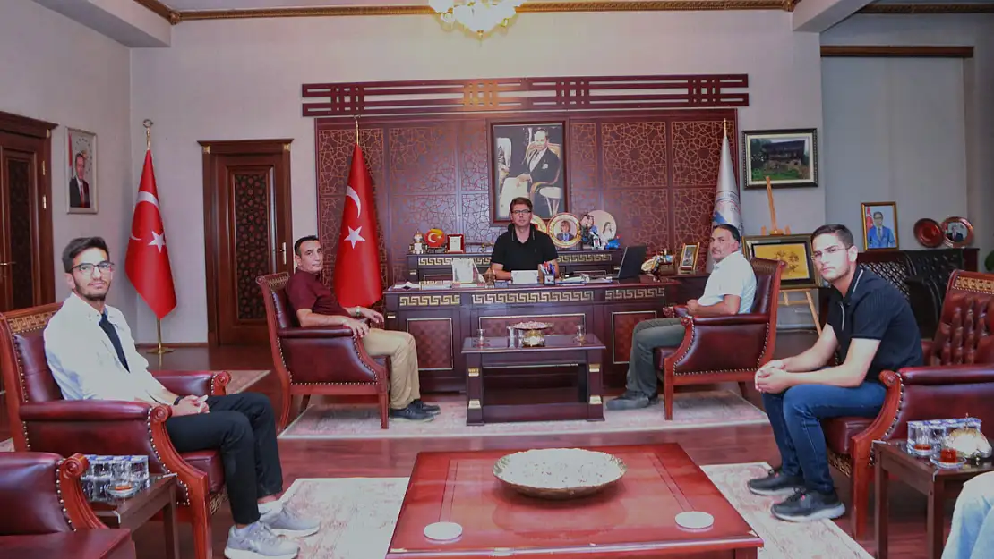 Erciş'te 3 Kardeş Üniversite Başarısını Kaymakamla Paylaştı