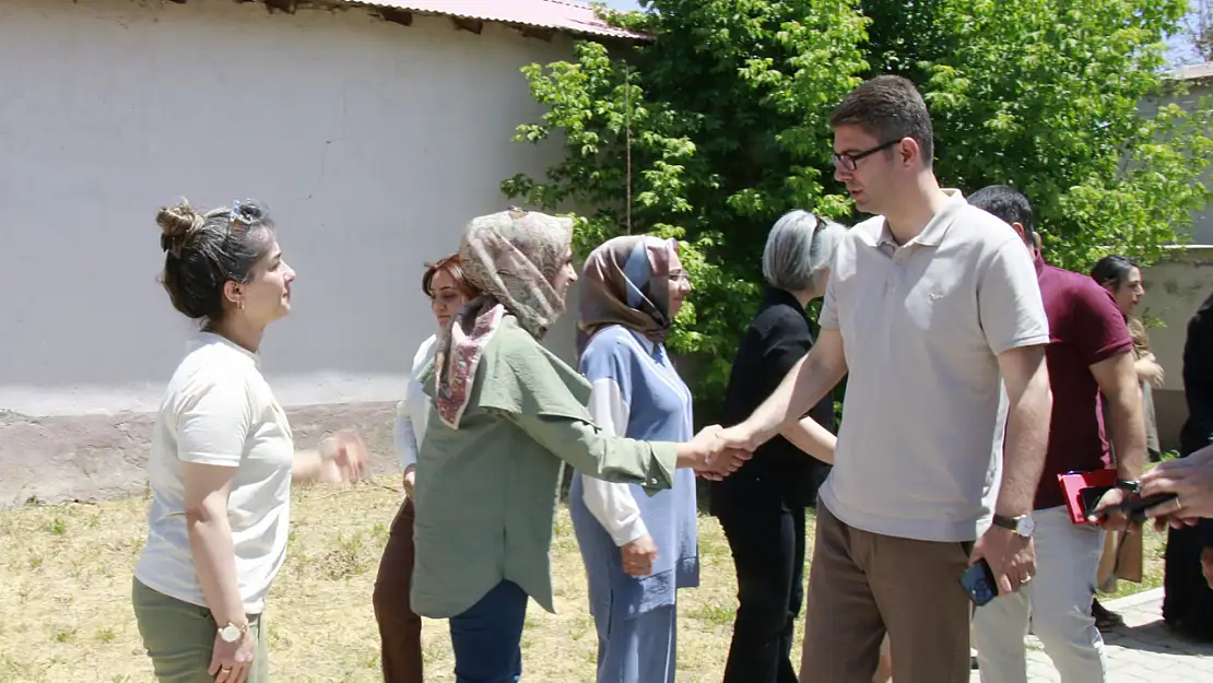 Erciş'te Aile Destek Merkezleri Arası Okuma Yazma Yarışması Renkli Görüntülere Sahne Oldu