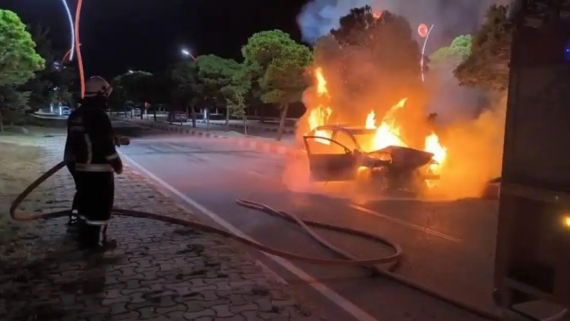Erciş'te Park Halindeki Araca Çarpan Otomobil Alev Alarak Yandı