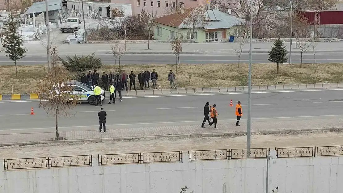 Erciş'te Trafik Kazası! Otomobil Tıra Çarptı, Sürücü Yaralandı