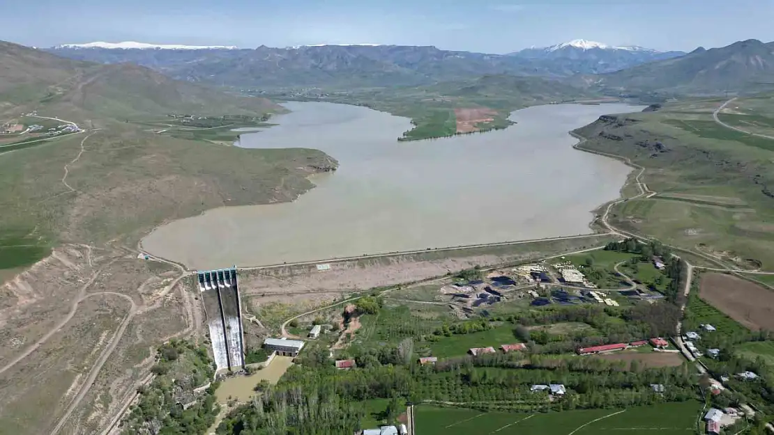 Erciş'teki Koçköprü Barajı'nın su seviyesi yüzde 100'e ulaştı, çiftçiler yüzünü güldürdü.