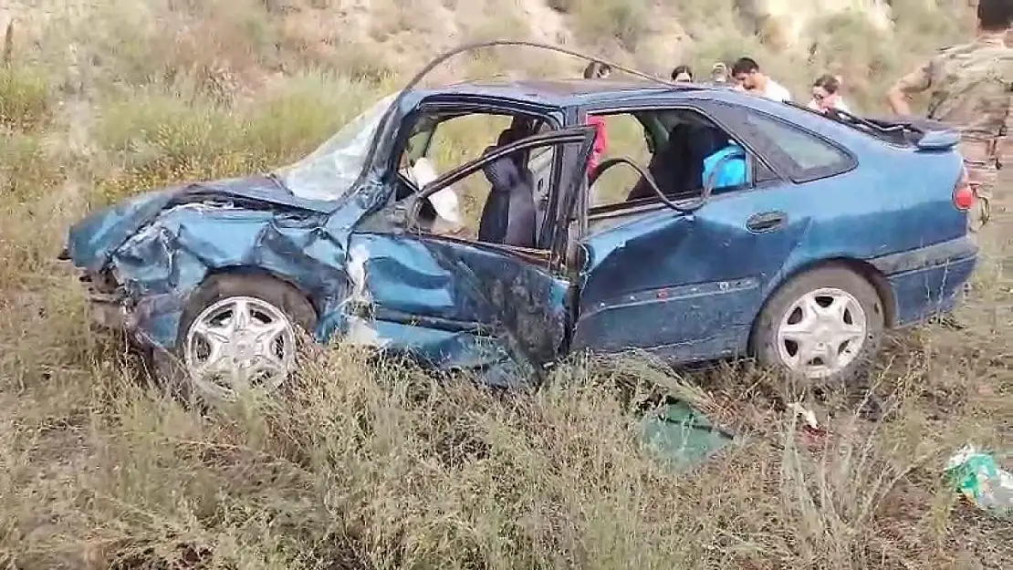 Erzurum-Artvin Karayolu'nda Feci Kaza: İki Araç Çarpıştı, 3 Kişi Yaralandı
