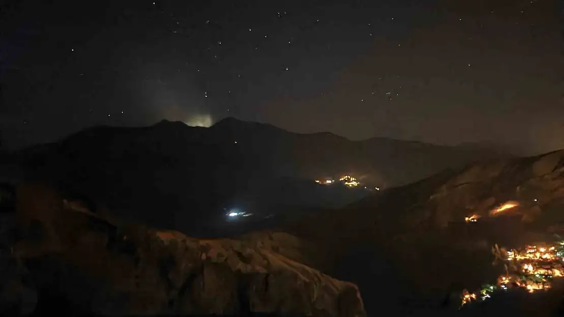 Erzurum-Artvin Sınırında Belirsiz Işık Gökyüzünü Aydınlattı