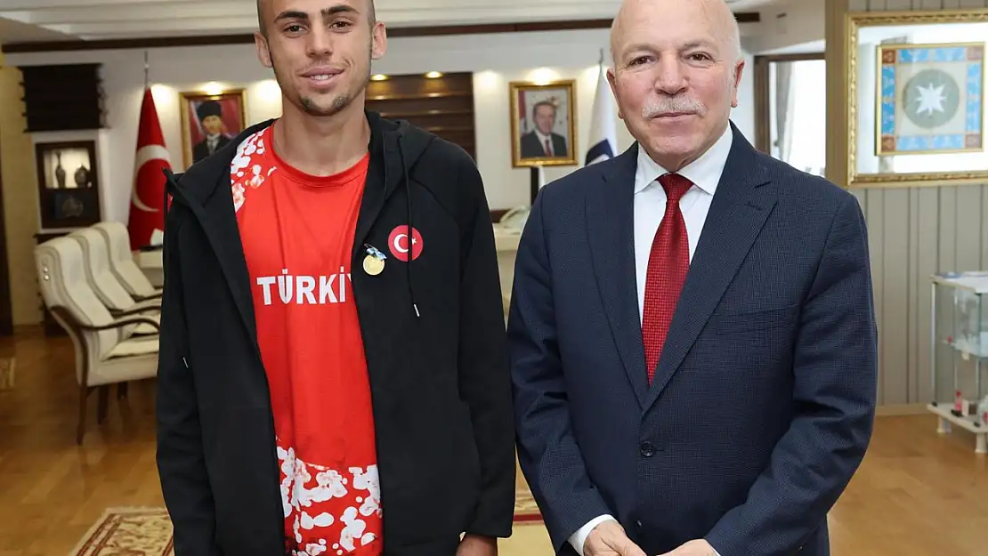 Erzurum Büyükşehir Belediye Başkanı Sekmen'den Balkan Şampiyonu Ömer Faruk Bozdağ'a Tebrik