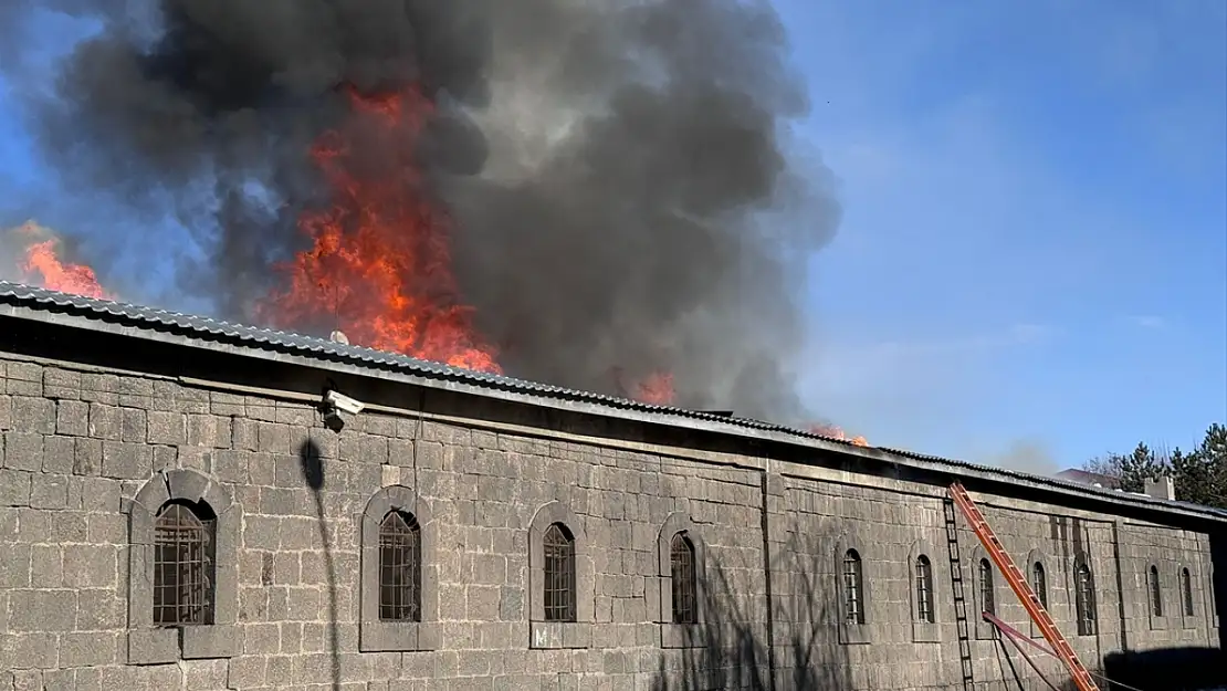 Erzurum'da 160 yıllık Taş Ambarlar'da yangın