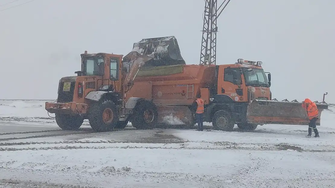 Erzurum'da 2409 rakımlı Kop Dağı'nda karla mücadele sürüyor