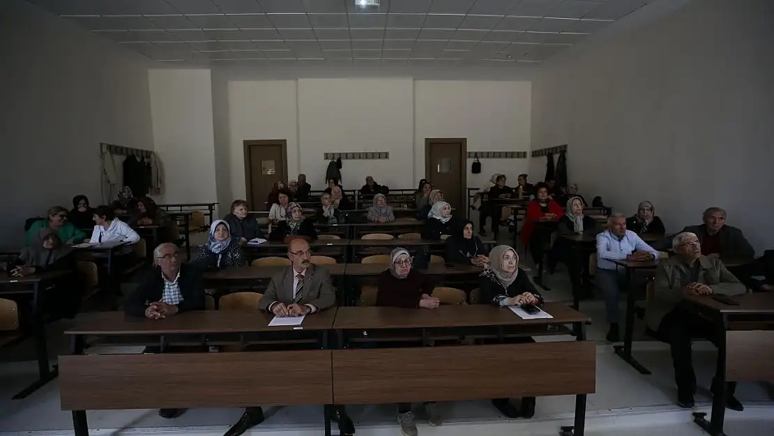 Erzurum'da 60 yaş üstü vatandaşlar üniversite sıralarında