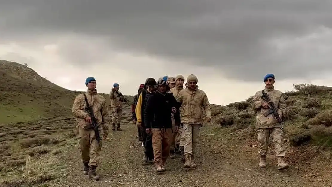 Erzurum'da 62 göçmen yakalandı, kaçakçı tutuklandı! Jandarma mücadeleye devam ediyor
