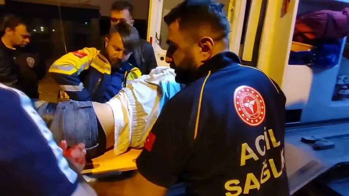 Erzurum'da alkol tartışması kanlı bitti: Bıçakla yaralanan kişi hastaneye kaldırıldı.