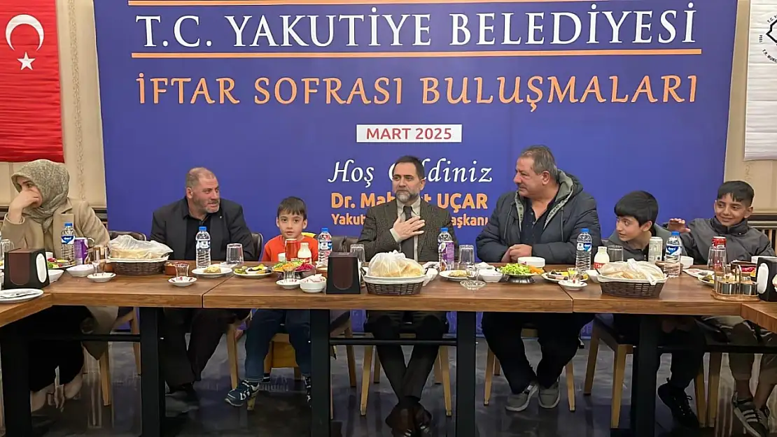 Erzurum'da Başkan Uçar, ayakkabı boyacıları iftar sofrasında buluştu