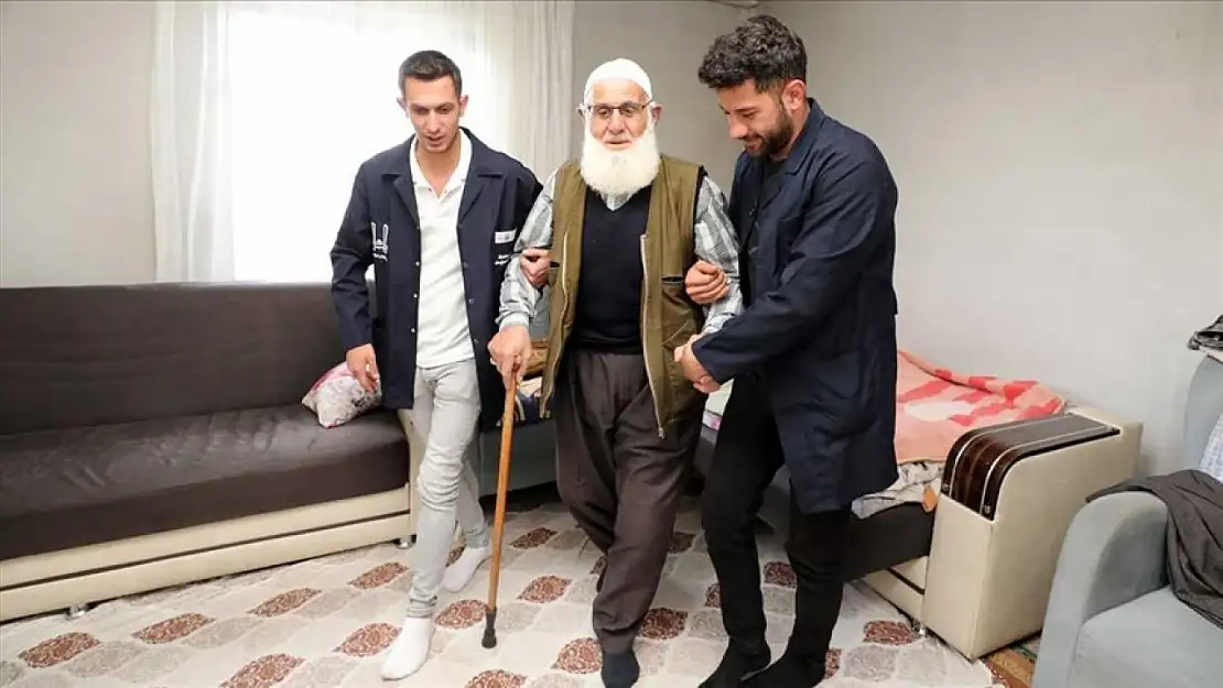 Erzurum'da Belediyeden İhtiyaç Sahibi Yaşlılara Bayram Öncesi Temizlik ve Kıyafet Desteği