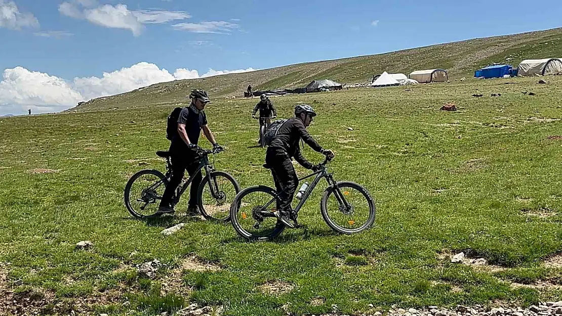 Erzurum'da Bisikletçiler Dumlu Baba Yaylası'nda Zorlu Rotayı Aştı