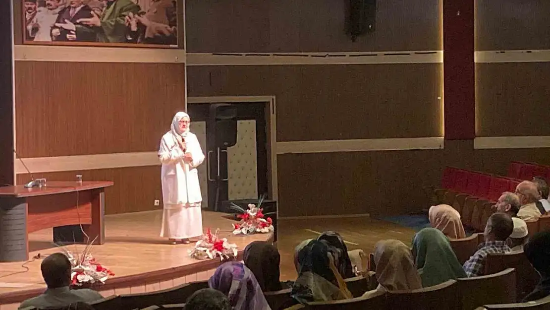 Erzurum'da Din Görevlileri İçin 'İnsana Hizmet' Konferansı Düzenlendi