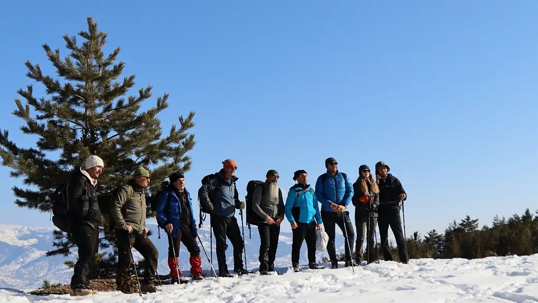 Erzurum'da doğaseverlerden karda 12 kilometrelik zorlu yürüyüş