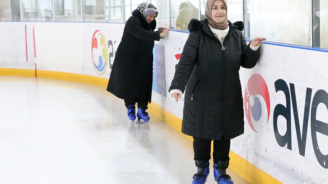 Erzurum'da ev kadınları buz pateniyle tanışıyor