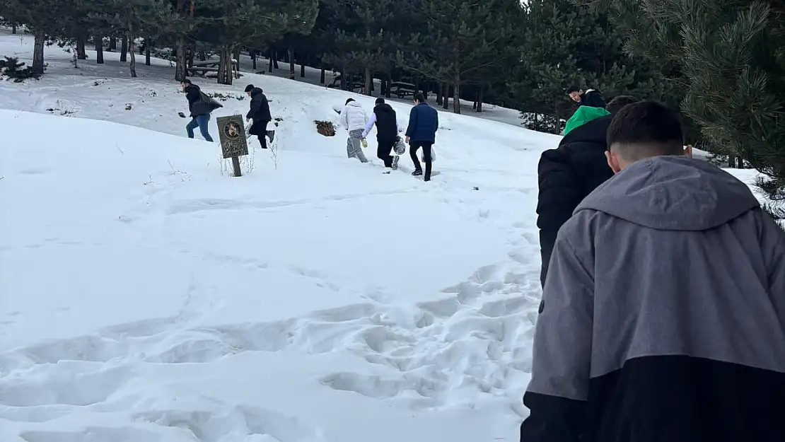 Erzurum'da genç gönüllülerden yaban hayatına destek