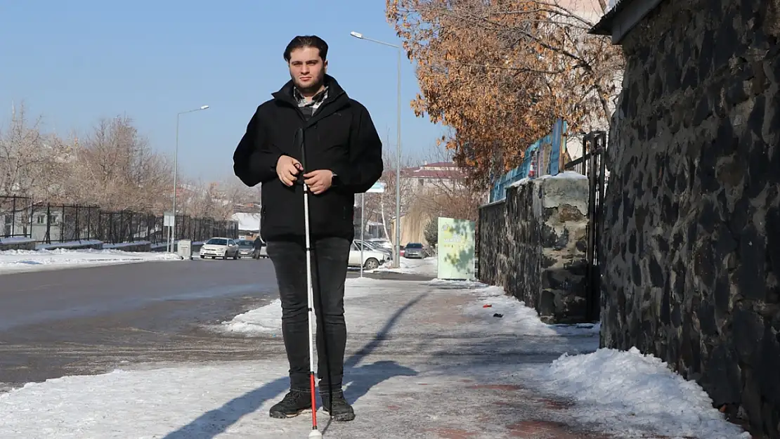 Erzurum'da görme engelli öğretmen, öğrencilerinin yolunu aydınlatıyor