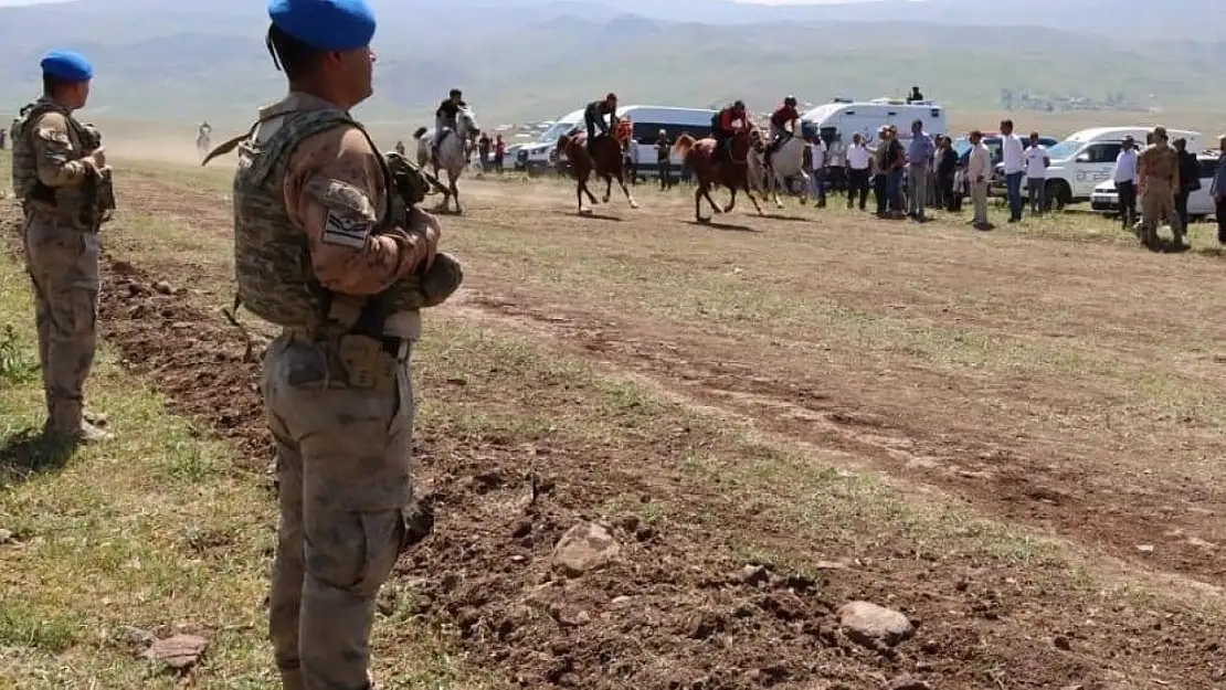 Erzurum'da Jandarma, At Yarışları Şenliği'nde Güvenliği Sağladı