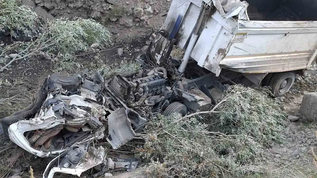 Erzurum'da kamyonun devrilmesi sonucu sürücü ağır yaralandı, kurtarıldı