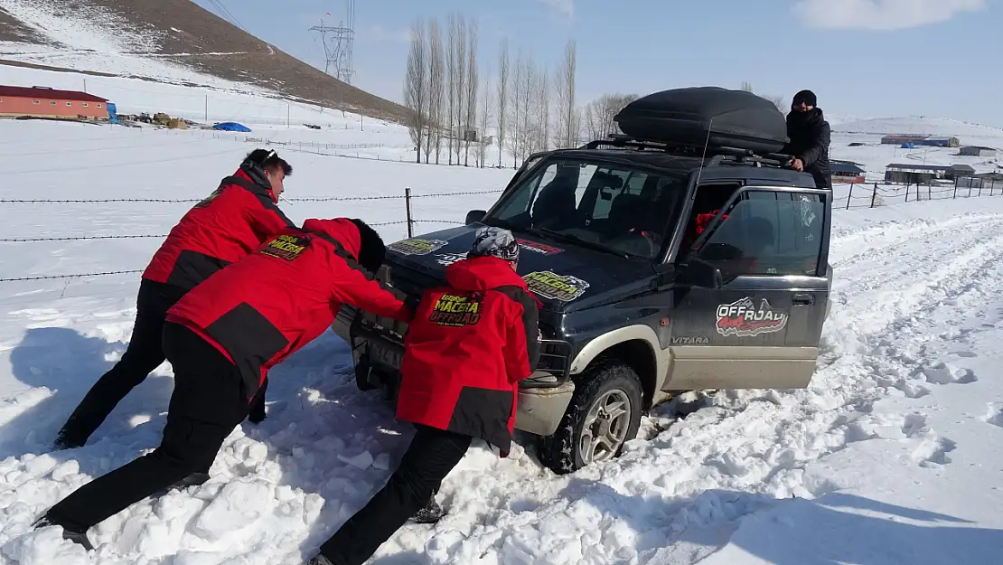 Erzurum'da kar üzerinde lastik rafting heyecanı