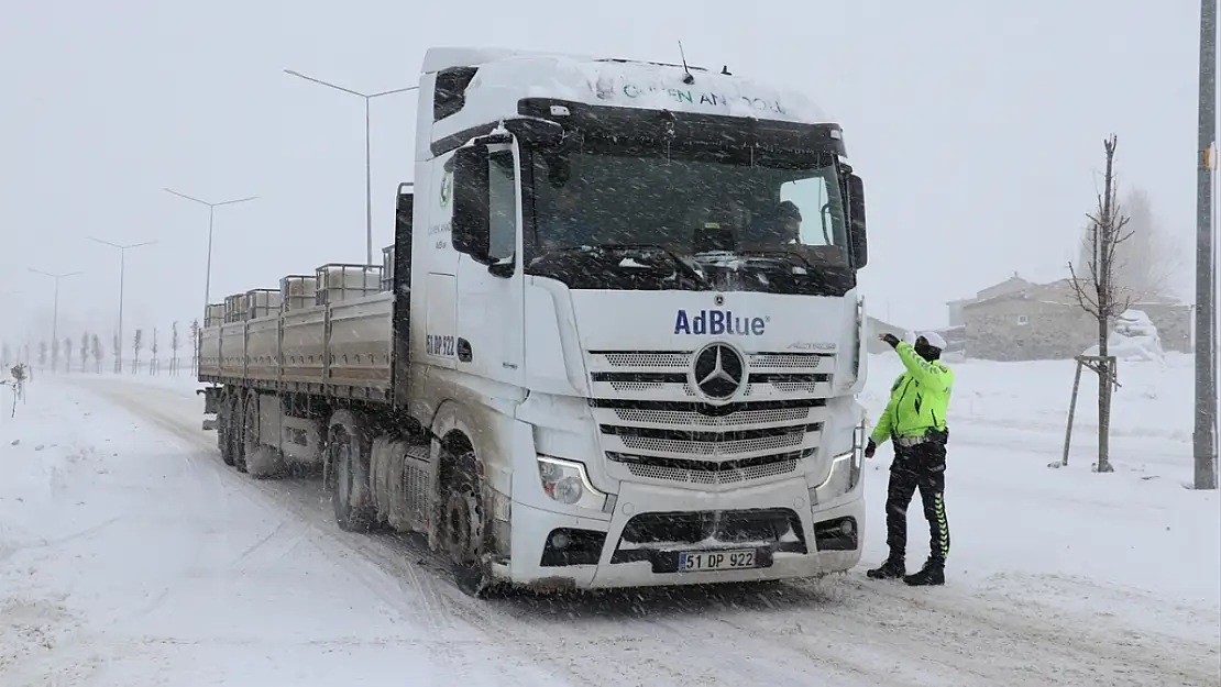 Erzurum'da kar ve tipi ulaşımı olumsuz etkiliyor