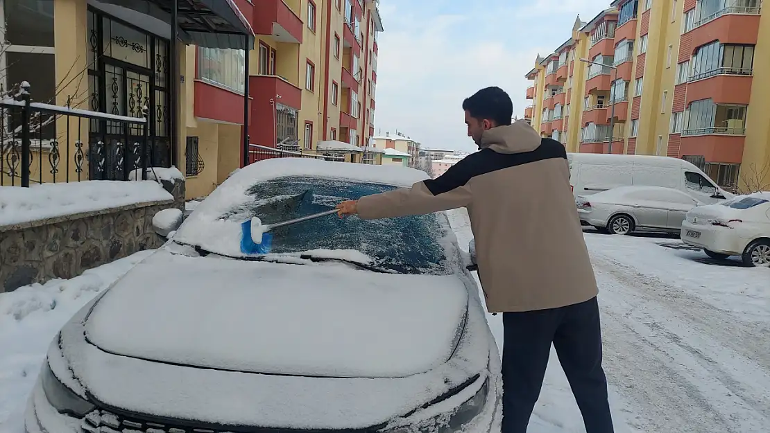 Erzurum'da kar yağışı hayatı olumsuz etkiledi