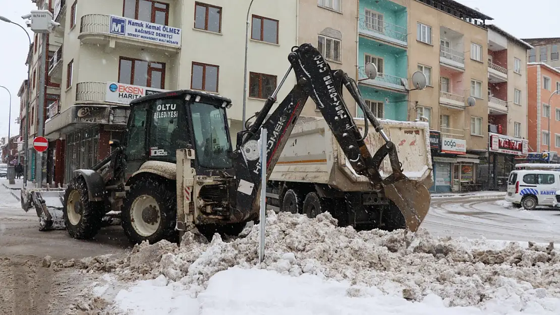 Erzurum'da kar yağışı ilçeleri felç etti