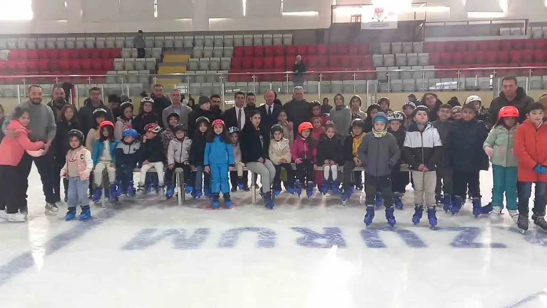 Erzurum'da karne coşkusu buz pateniyle taçlandı