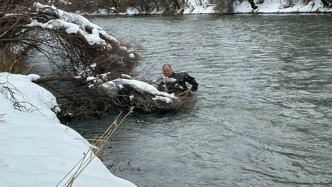 Erzurum'da kayıp öğretmen için buz gibi suda arama çalışması