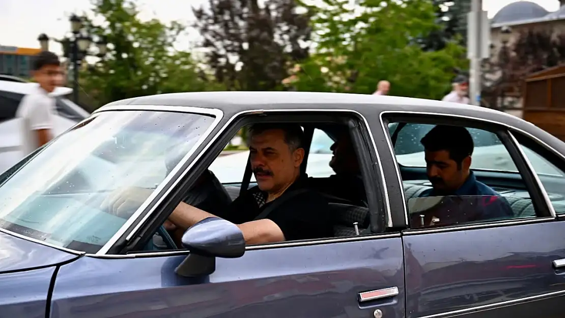 Erzurum'da Klasik Otomobil Fuarı Coşkusu! Vali Mustafa Çiftçi Direksiyon Başına Geçti