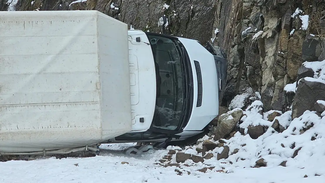 Erzurum'da kontrolden çıkan kamyonet kayalıklara çarptı