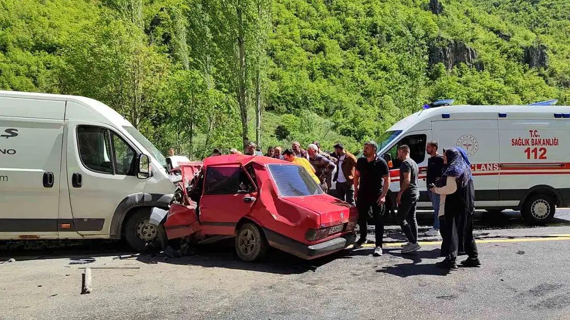 Erzurum'da Minibüs-Otomobil Çarpışmasında 2 Kişi Hayatını Kaybetti