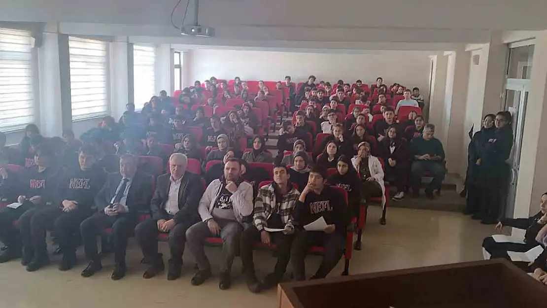 Erzurum'da öğrenciler Erbakan'ı şiirlerle yad etti