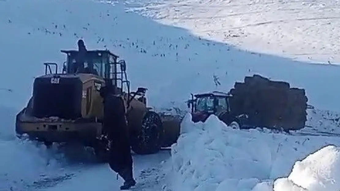 Erzurum'da ot yüklü traktör iş makinesiyle kurtarıldı