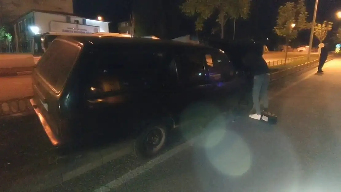 Erzurum'da otomobil refüje çıkarak durdu, yol güvenliği sağlandı