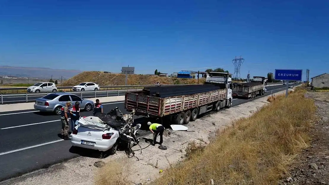 Erzurum'da otomobilin tıra çarpması sonucu genç sürücü hayatını kaybetti