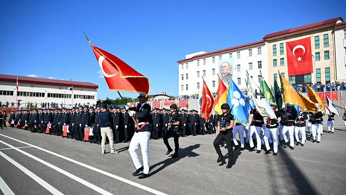 Erzurum'da Polis Adayları Mezuniyet Töreninde Duygu Dolu Anlar Yaşandı