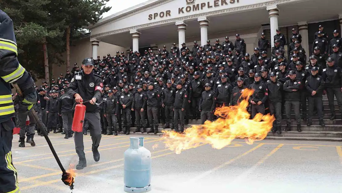Erzurum'da polis adaylarına yangın söndürme eğitimi verildi