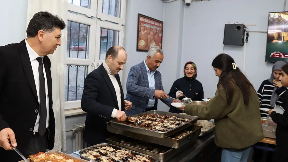 Erzurum'da protokol öğrencilere yemek dağıttı