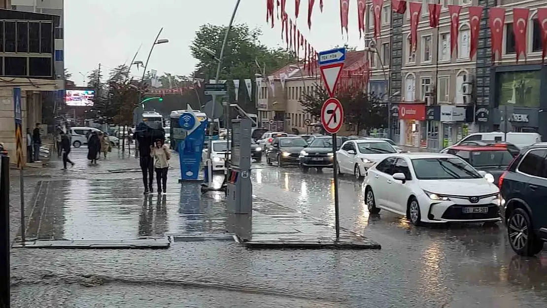 Erzurum'da sağanak yağış yaşamı olumsuz etkiliyor!