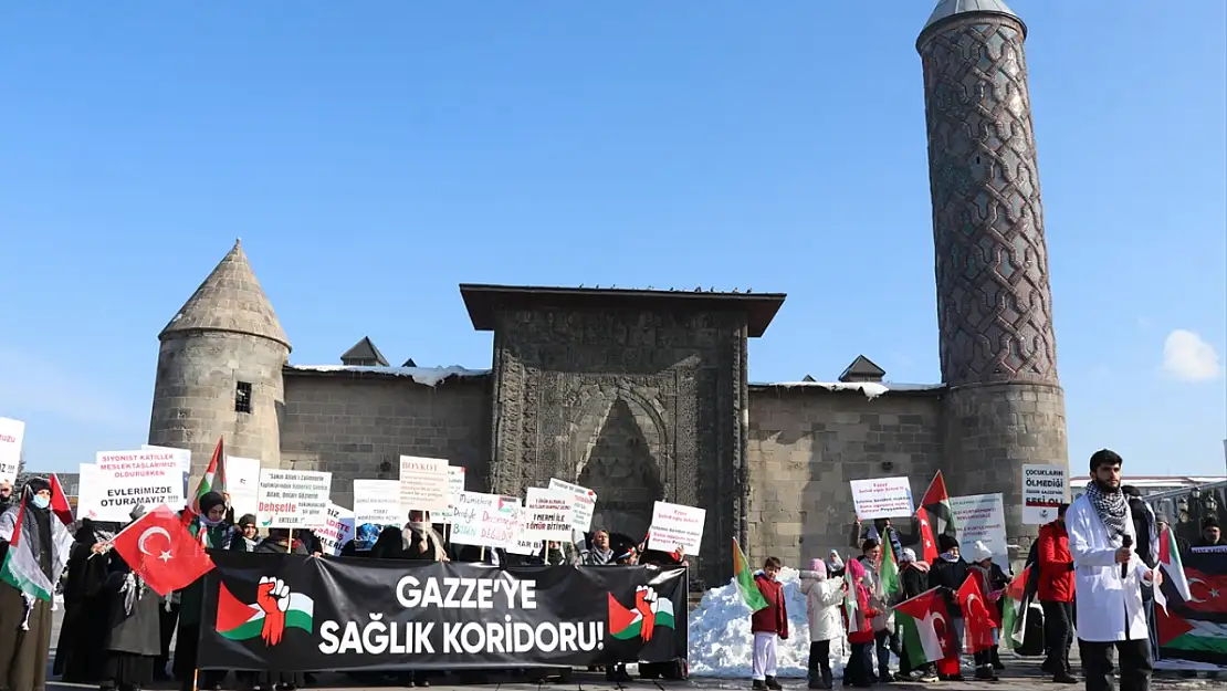 Erzurum'da sağlık çalışanları soğuk havaya rağmen Gazze için yürüdü