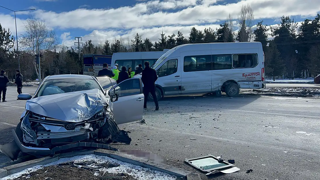 Erzurum'da servis aracı ile otomobil çarpıştı: 6 yaralı