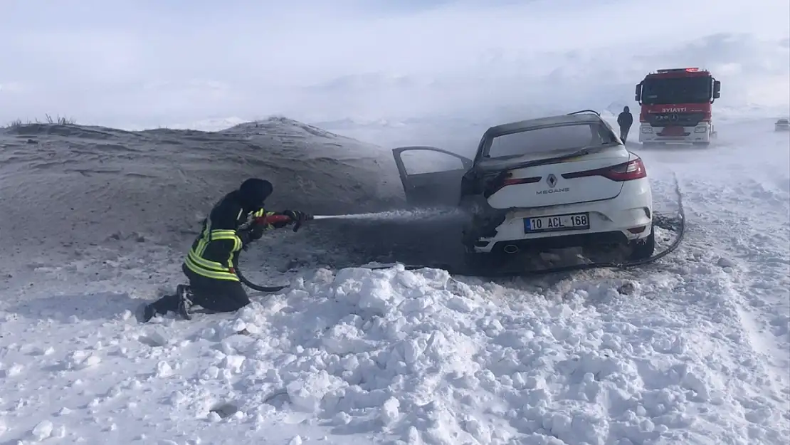 Erzurum'da seyir halindeki otomobil alev aldı