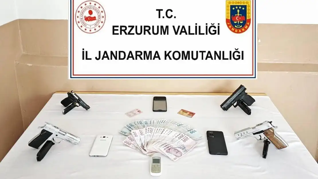 Erzurum'da  silah ve yasa dışı malzemeler ele geçirildi