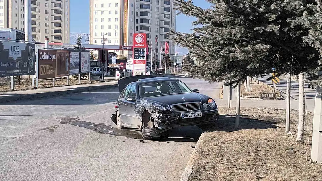 Erzurum'da ticari araç ile otomobil kafa kafaya çarpıştı