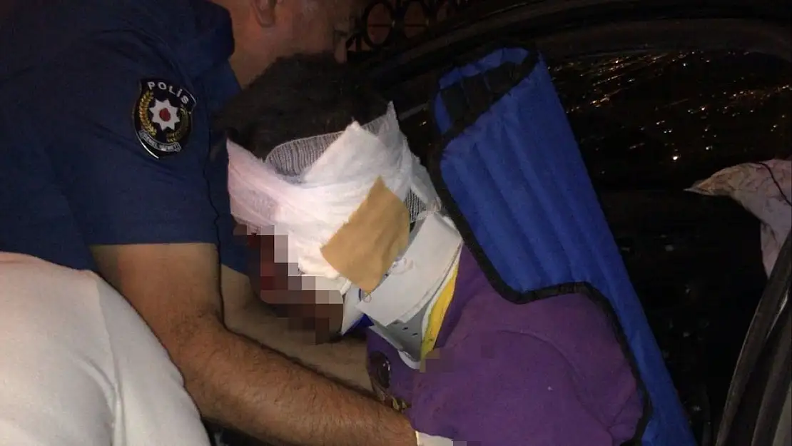 Erzurum'da trafik kazası: İtfaiye ekibi sıkışan sürücüyü kurtardı!