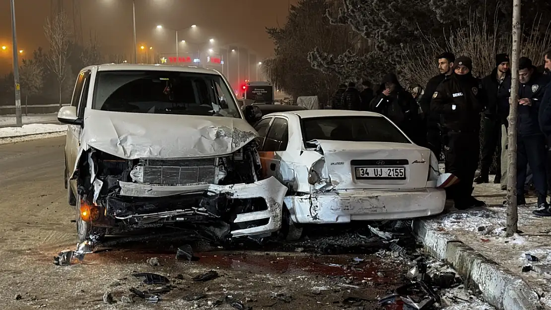 Erzurum'da trafik kazasında sıkışan sürücüyü polis ve vatandaşlar kurtardı