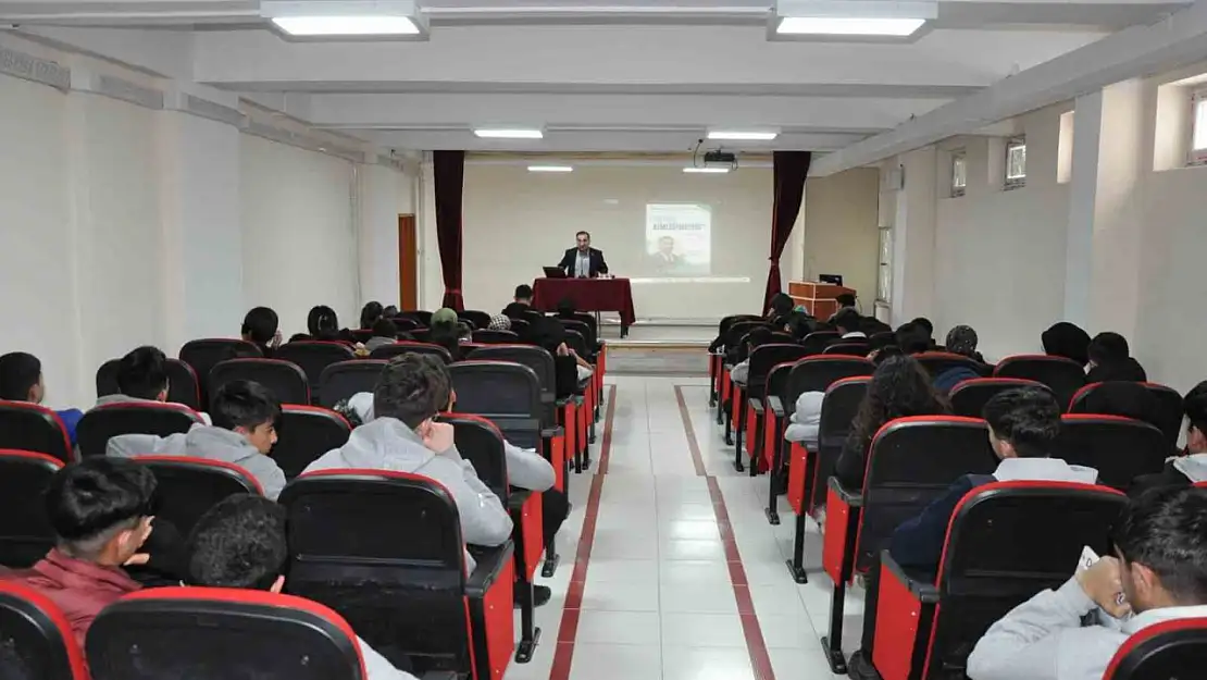 Erzurum'da Türkçe'nin önemi gençlerle konuşuldu