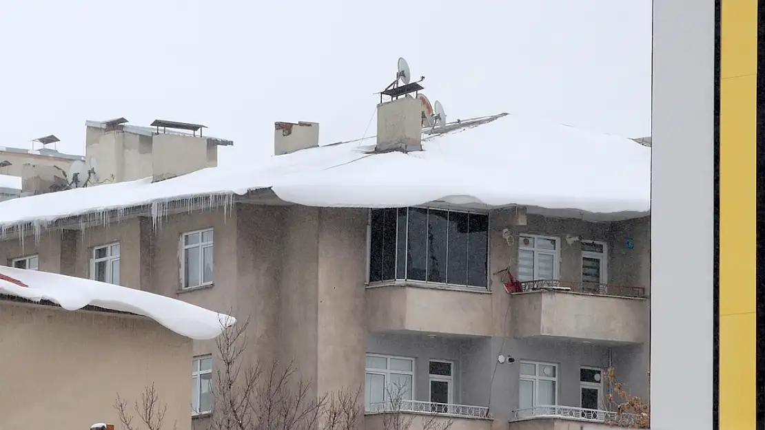 Erzurum'da vatandaşlar çatılardaki kar ve buz tehlikesine çözüm arıyor