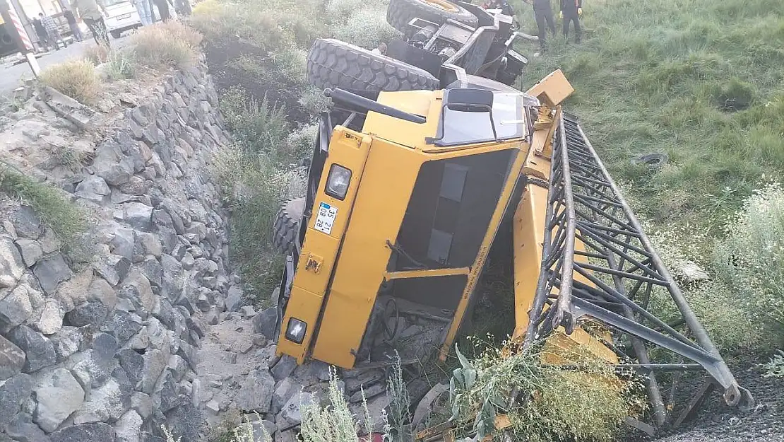 Erzurum'da vinçten kurtulmaya çalışan operatör, aracın altında kalarak hayatını kaybetti